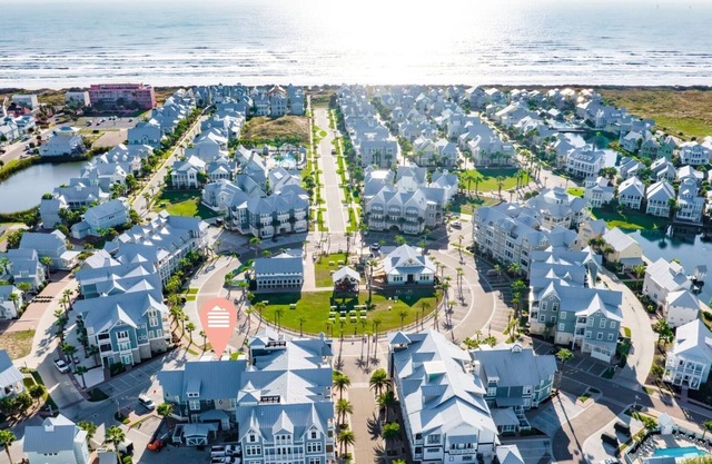 Cozy, Artsy Townhome@Cinnamon Shore w/Resort-Like Amenities Galore!