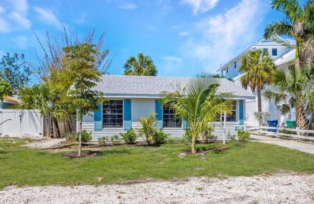 Cozy Barefoot Bungalow: Steps to Bayfront Park & Bean Point, Pet-Friendly!