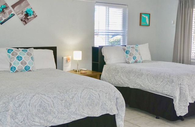 Cozy Beach Family Room/Patio/Self Check In-Out/One Step from the Ocean