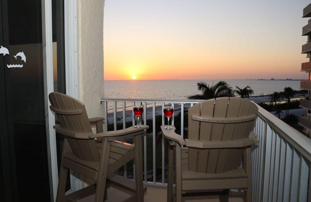 Cozy Beach Condo w/heated pool. Amazing 24/7 views & newly renourished beach.
