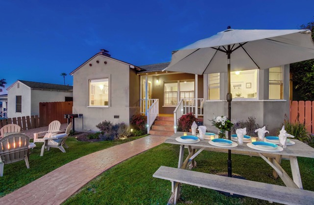 Cozy Beach Cottage A/C, Ocean View, Parking, Pets OK, Sleeps 6, 2 Blks to Cliffs