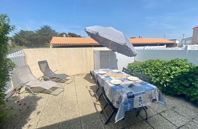 Cozy Beachside Cottage, 300m from Marais Girard Beach, Renovated Kitchen, Pet Friendly