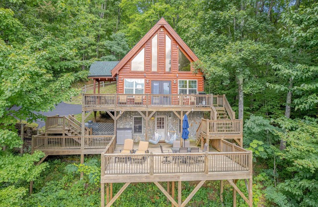 Cozy Bear Cabin 3 BD 3 BA Private Cabin VIEWS, Expansive Decking, Pool Table