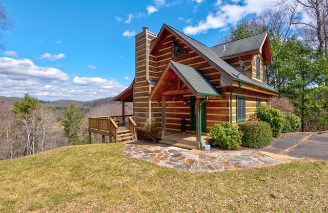 Cozy Bear Cabin - quiet neighborhood, gentle walk to the New River, great mountain views!