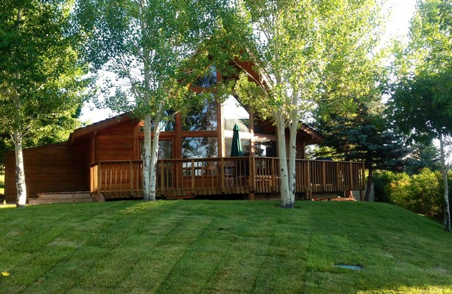 Cozy Bear Lake Hideaway already decorated for the holidays