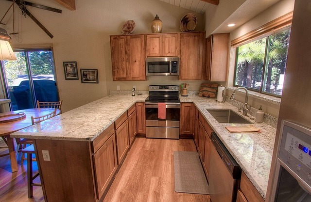 Cozy Bear Lodge 3 Bedroom Home by RedAwning