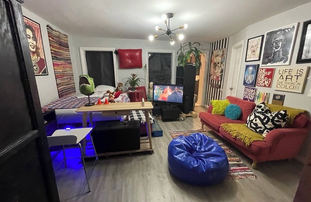 Cozy Brownstone Garden Level Studio with Backyard