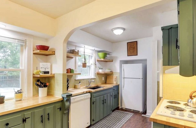 Cozy bungalow in Delano - minutes from downtown and the river
