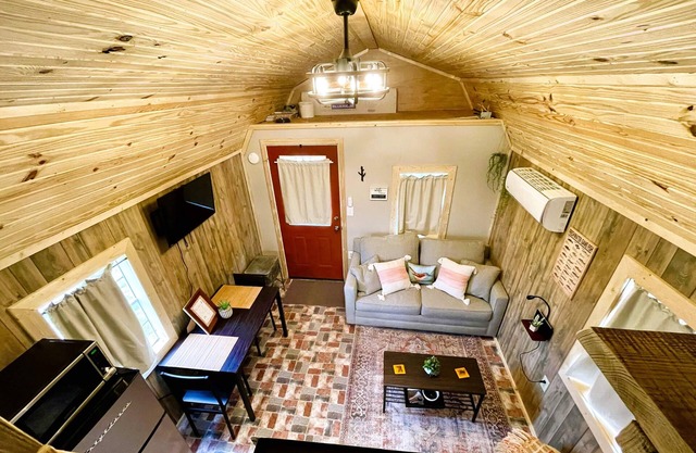 Cozy cabin. 5 miles from National forest for hiking atv adventures and more
