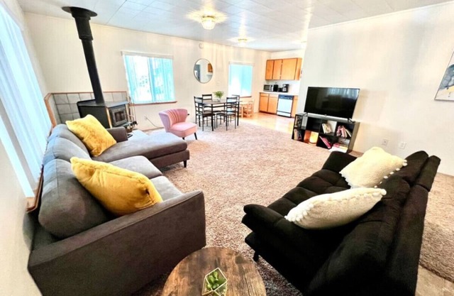 Cozy Cabin, Backs Up to Forest with Tesla Charger!