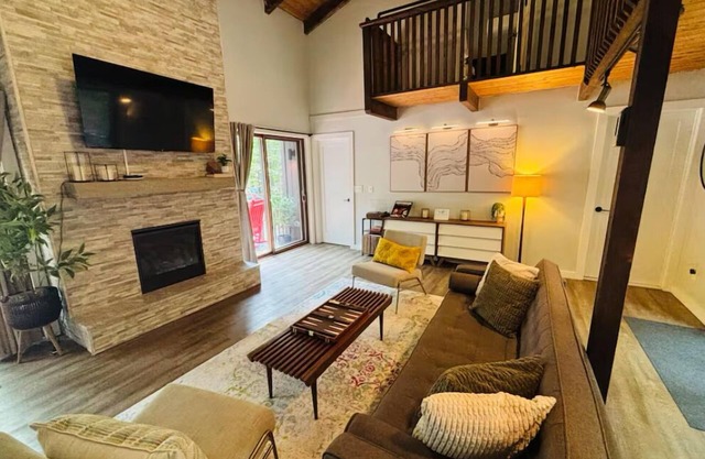 Cozy Cabin Escape w. Fireplace + Fire Pit