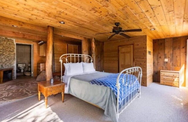 Cozy Cabin | Hot Tub | Sauna | Fireplace