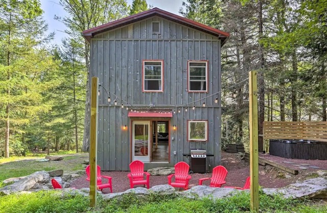 Cozy cabin in Lake Harmony, PA! Lake, Hot Tub, Fire pit! Explore the Poconos!