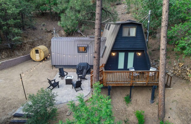 Cozy Cabin in the Pines, 15 Min to Whiskey Row, 8 Min to Goldwater Lake