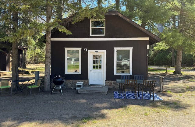 Cozy Cabin on Big St Germain Lake sleeps 2nmodern appliances, Beach on prop!