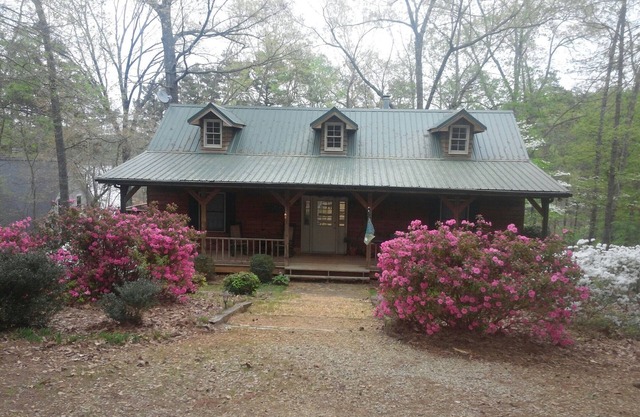 Cozy cabin on Lake Hartwell. Book your family Summer & Fall vacation today!