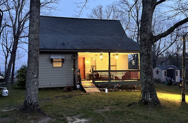 Cozy cabin on the brow. Beautiful flowers perfect for your spring getaway!