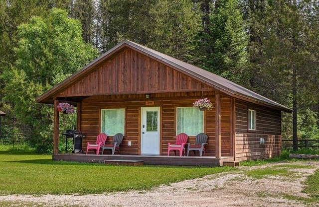 Cozy cabin only 7 miles from Glacier National Park