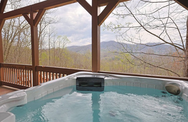 Cozy Cabin w/Great Views, Hot Tub *Starlink*