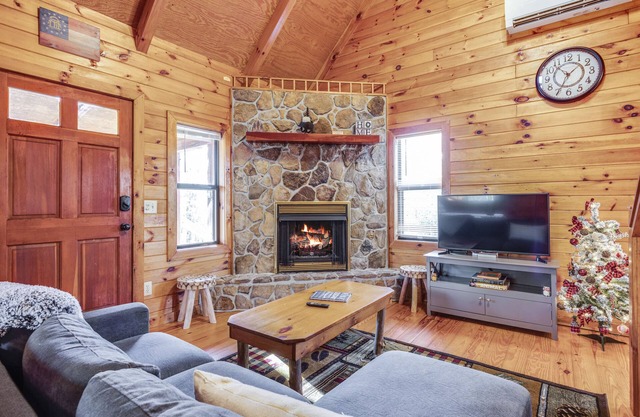 Cozy cabin with fireplace, central AC, full kitchen & firepit - dog-friendly