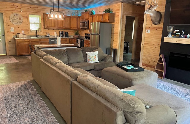 Cozy Cabin with hot tub, just minutes from Nolin lake and Mammoth Cave park!