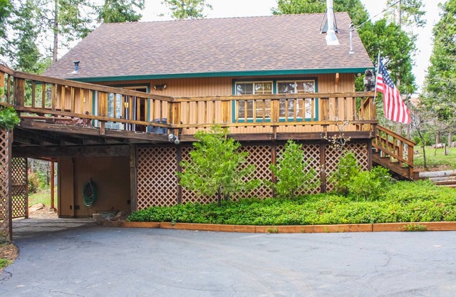 Cozy cabin with large deck, grill, fast WiFi, central AC, & wood-burning stove