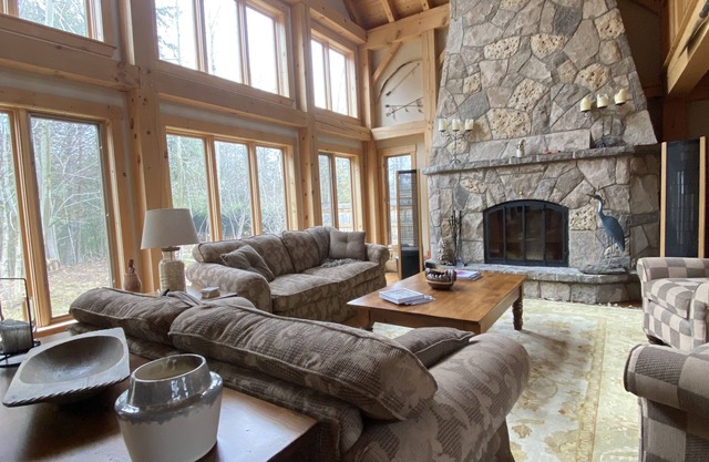 Cozy Chalet/Cottage - Ravine Lot with Hot Tub - Sleeps 8