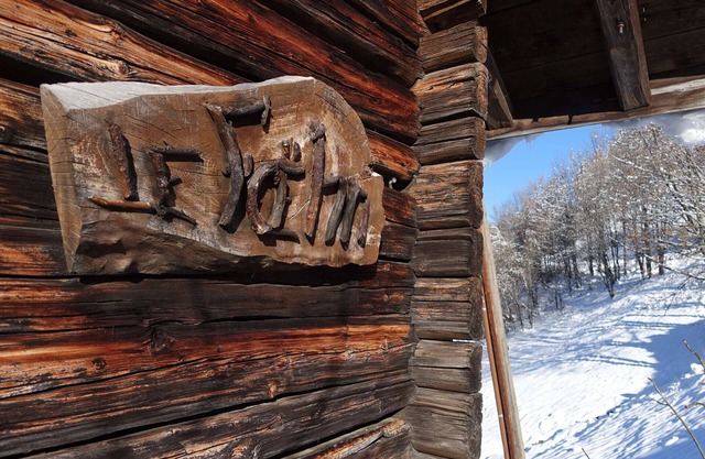 Cozy chalet for 10 with fireplace and internet, close to slopes