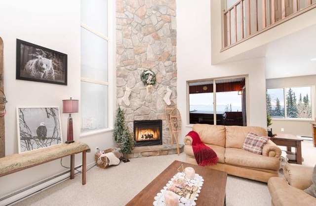 Cozy Chalet (ski-in/ski-out, 2 KING BEDS, Hot-Tub, DOG-Friendly!) Sleeps 13