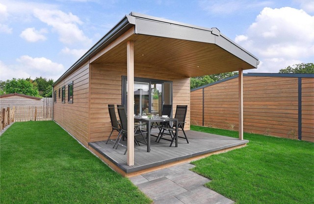 Cozy chalet with a veranda and spacious garden, close to the beach and dunes.