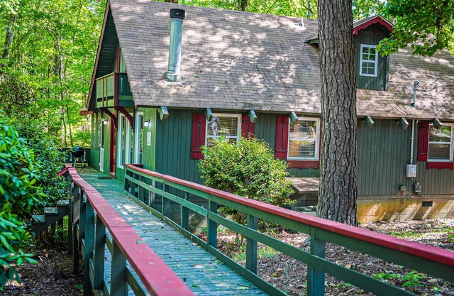 Cozy chalet with screened in porch just miles from Wild Animal Safari