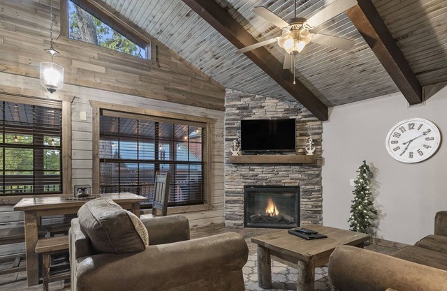 Cozy & Charming Cabin Near Silver Dollar City - Indian Point (C21)