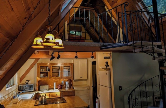 Cozy & Charming Sierra Nevada mts cabin 40 minutes from Kirkwood Ski resort.