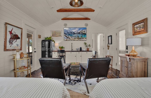 Cozy Chic Cabin on Texas Wine Trail