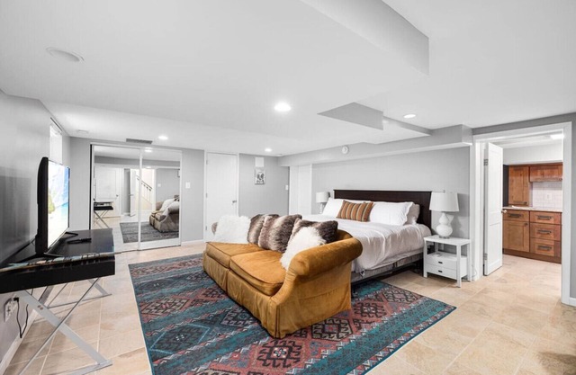 Cozy Clarendon Studio, Minutes Walk to METRO