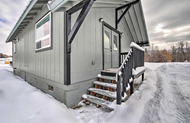 Cozy Cle Elum Cabin with 3 Acres and Stocked Pond