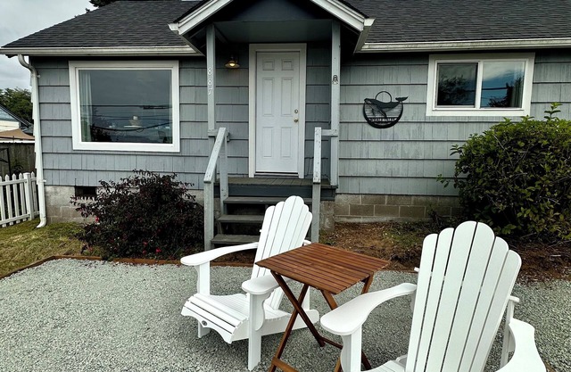 COZY COASTAL 2 bedroom house with bay view in Coos Bay OR with AC, WiFi, & more.