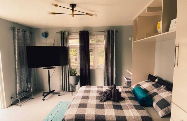 Cozy, compact,and fully furnished studio, near city, stadium, beach, AC, WiFi