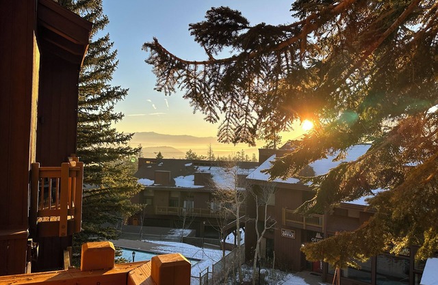 Cozy condo in Mammoth: Ideal escape, walking distance to The Village & Skiing.