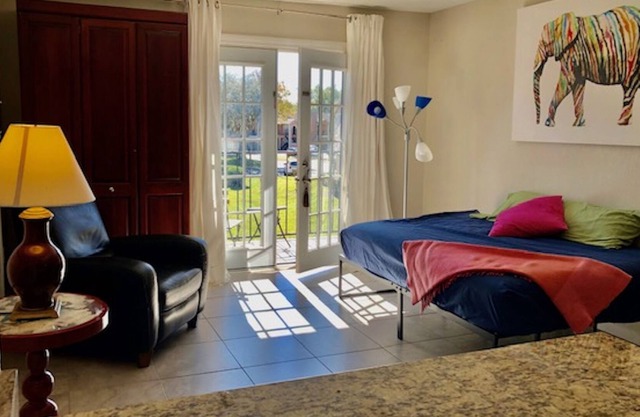 Cozy condo.Laundry, balcony, pool , pier, lake .Close to Disney ,UCF, Downtown .