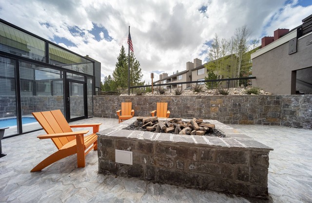 Cozy condo near gondola w/sauna & fireplace