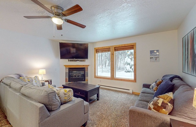 Cozy condo with fireplace, WiFi, close to Payette Lake and downtown McCall
