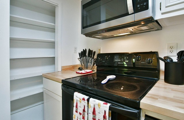 Cozy, convenient, freshly renovated bungalow