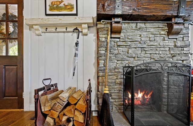 Cozy Cottage! 15 Min Walk to Strip! New Hot Tub!