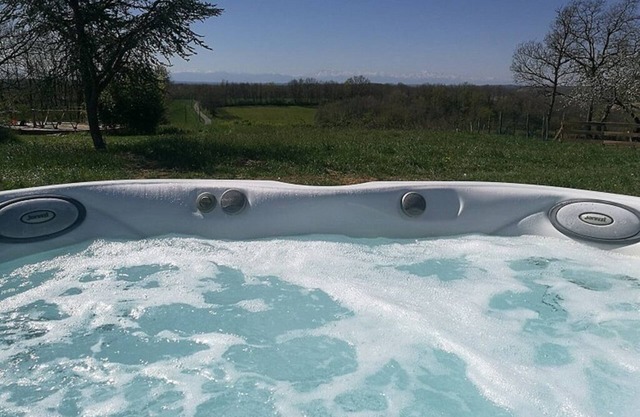 cozy cottage 2/4p, swimming pool, spa & Pyrenees