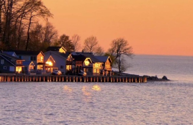 Cozy Cottage for Two. 50 feet from Lake Erie with private BEACH & SUNSETS.