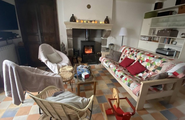 Cozy cottage with garden and fireplace in Louroux-de-Beaune