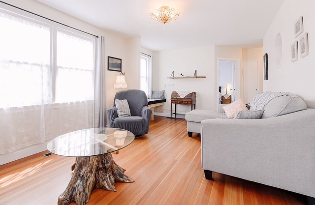 Cozy Cottage Haven: Just a Short Walk to the Beach