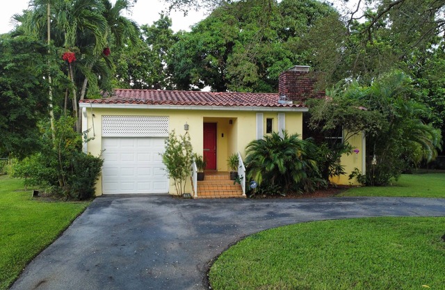 Cozy Cottage in Miami Springs/Doral area. nHuge backyard with a pool and BBQ