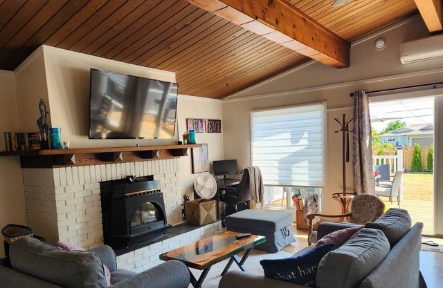 Cozy Cottage in Parksville, short drive to Rathtrevor beach. Pet Friendly